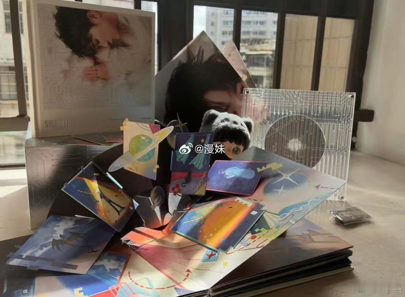 周深的七夕节礼物很难不爱这种沉浸式设计，齿轮顺滑联动、纸雕可拼合，用立体场景诠释