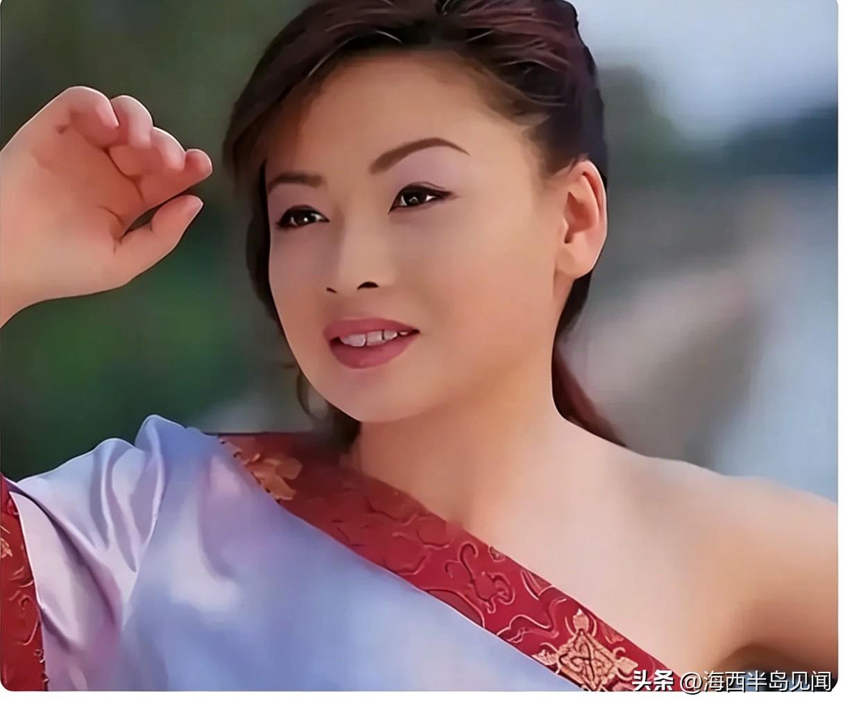 1998年，她凭一首《三峡，我的家乡》，斩获全国青歌赛业余组特别奖。
1999年