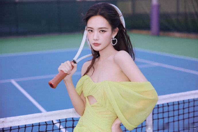 李一桐穿喜欢的裙子运动  李一桐在网球场 李一桐在网球场，穿喜欢的裙子运动好美！