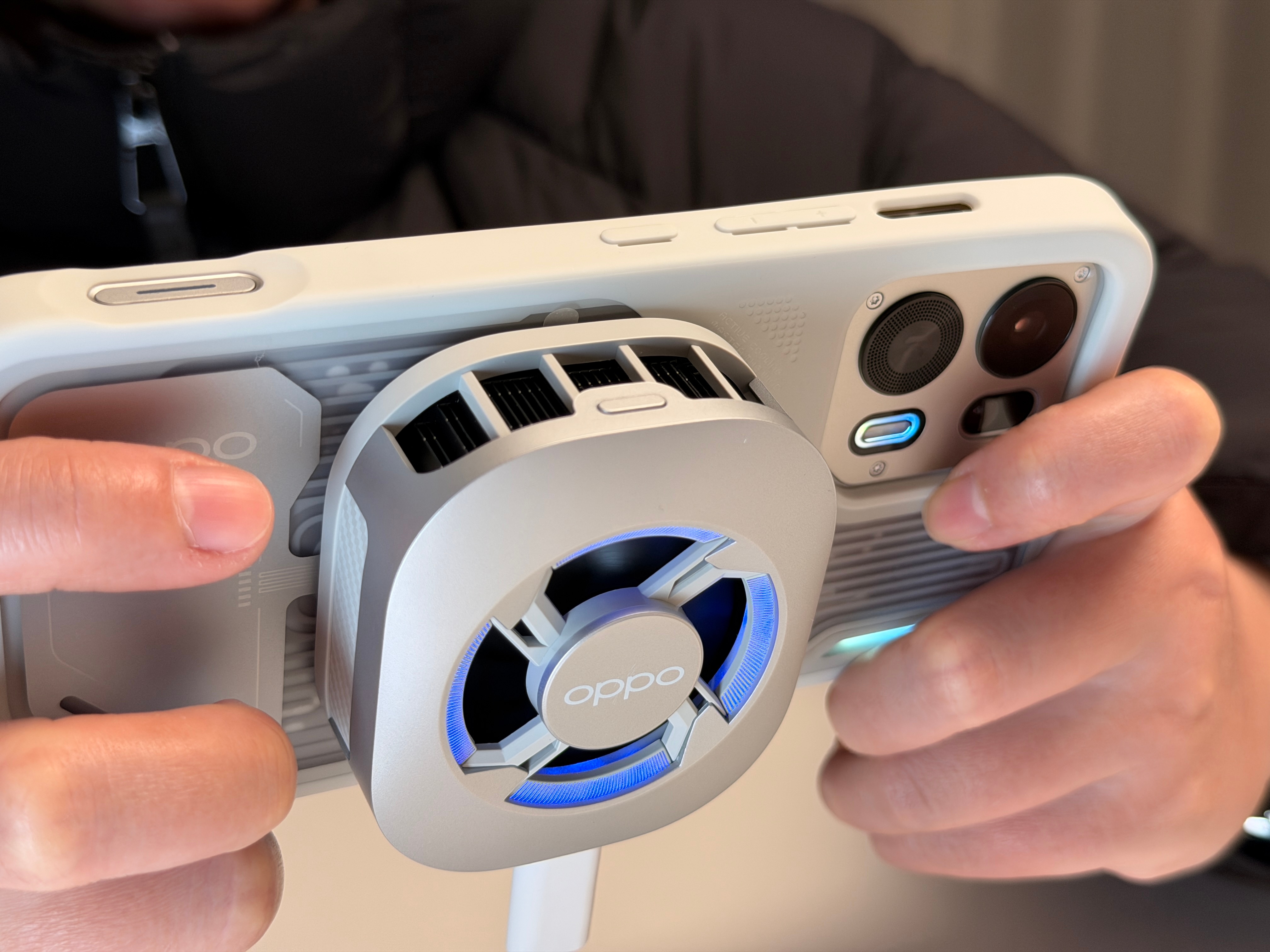 oppo k15 pro+戴着散热套装打游戏很炫酷