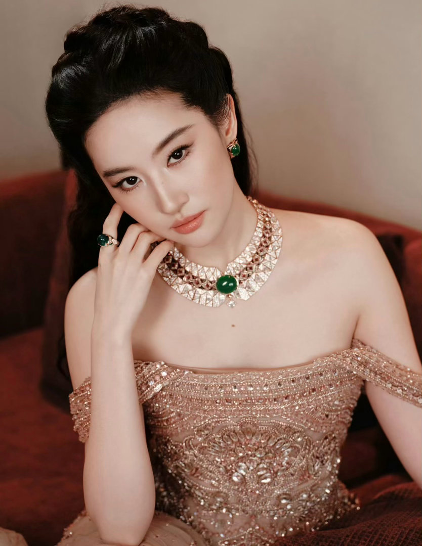 刘亦菲脸比珠宝还闪刘亦菲金色礼服搭配祖母绿珠宝亮相，贵气逼人，不过最耀眼的还是那