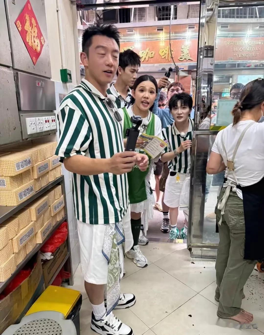 真的没想到，郑恺、周深这些跑男成员在澳门也这么受欢迎，他们在澳门街头引发了大量市