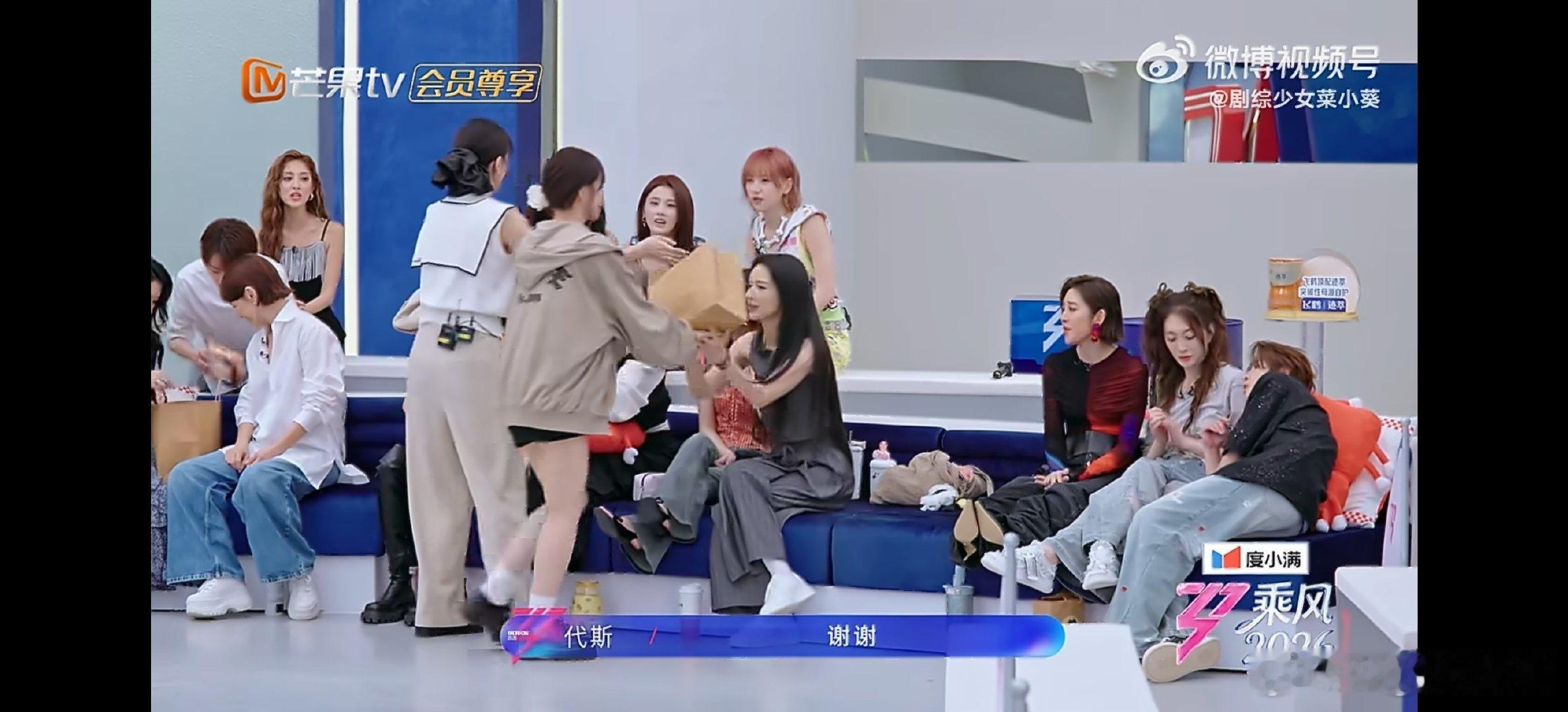 曾沛慈给浪姐投喂酱板鸭   我觉得曾沛慈是酱板鸭的“推广大使”，一到浪姐就忙不迭