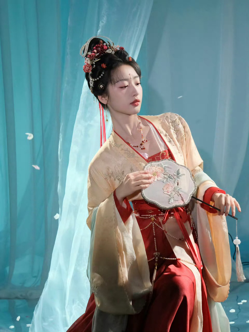 邓恩熙05花大女主  沉浸在《长乐曲》六娘的故事里还没出戏，邓恩熙新剧《恰逢春》