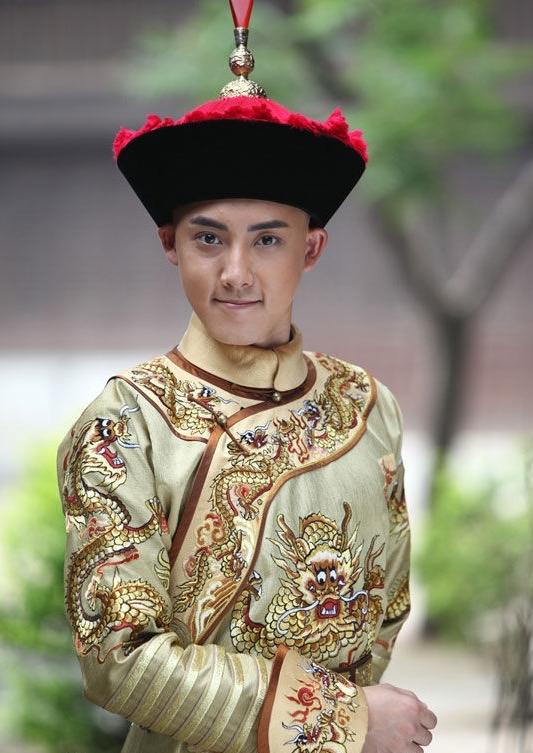 身穿黄马甲的清朝宗室子弟，在京城街头横着走是常态。可嘉庆年间的敏学，就因跟个卖红