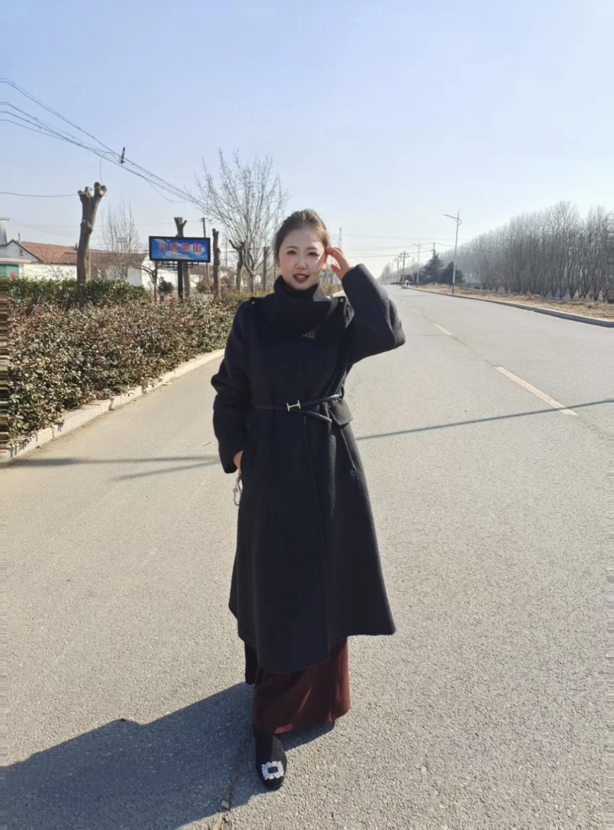 什么才是女性最美的优雅？得体的穿着能展现优雅，不追求奇装异服。