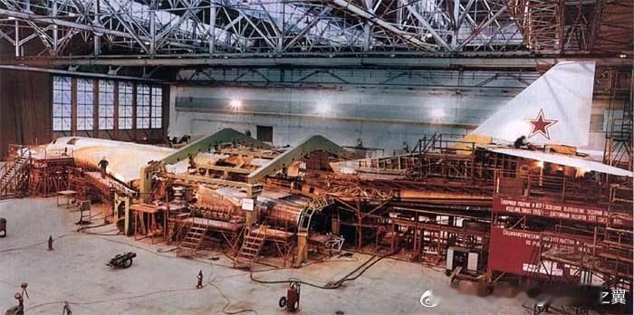 1981年12月18日，图-160战略轰炸机原型机在莫斯科附近的茹科夫斯基机场首