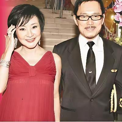 现年75岁的狄波拉，在平常岁月里，享受着悠闲富足的生活，交友广泛、热爱生活，精致