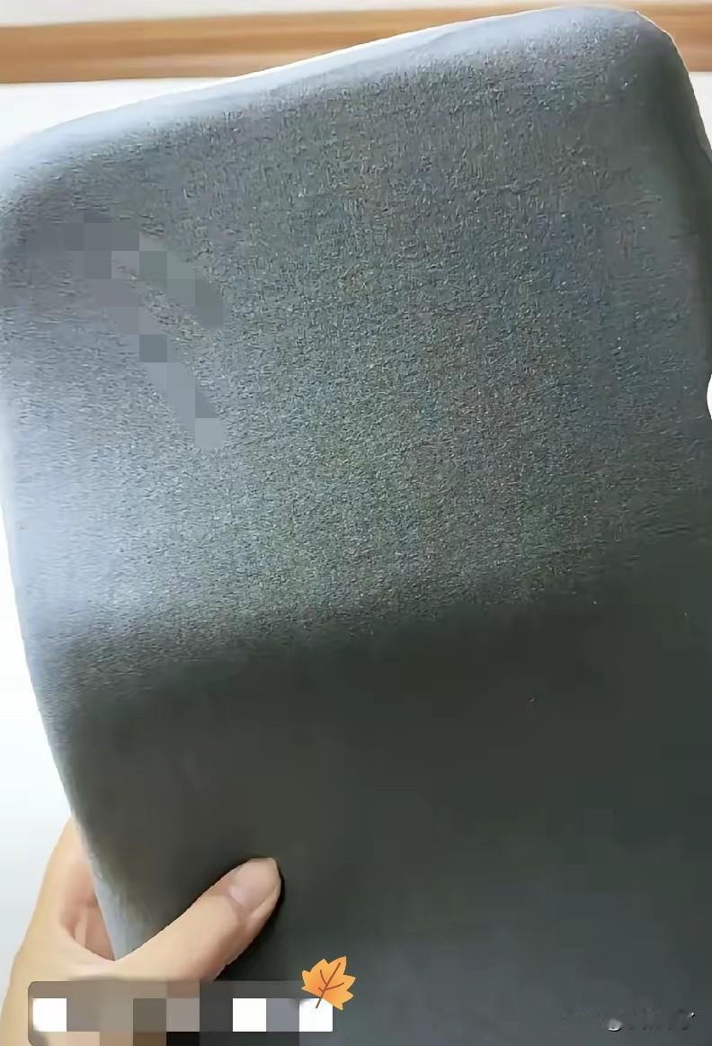 近日，山东菏泽，一名女子去给女儿开家长会，她迟到了，在门口签完到赶紧找到女儿的座