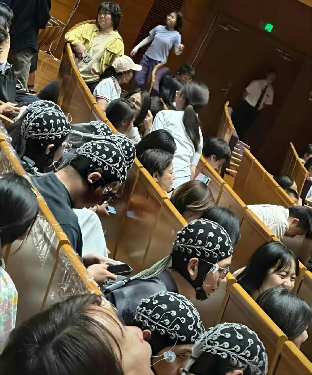 清华学堂上的一幕，不得不说，惊呆了，这是干嘛呢？