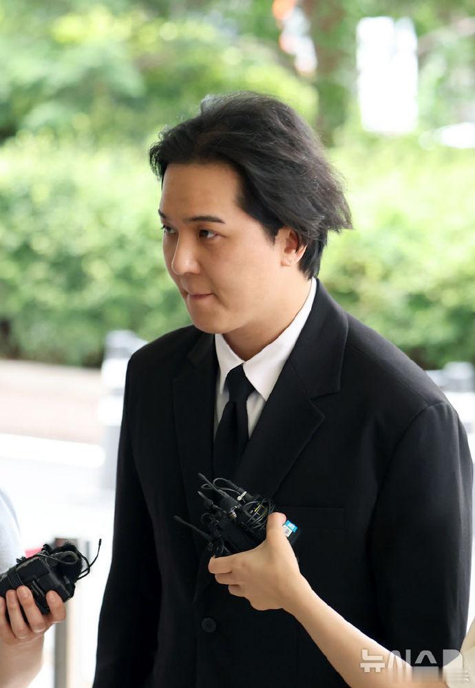 宋旻浩又肿了 据韩媒，宋旻浩涉嫌违反兵役法案今日第三次公审，他作为证人出席，穿黑