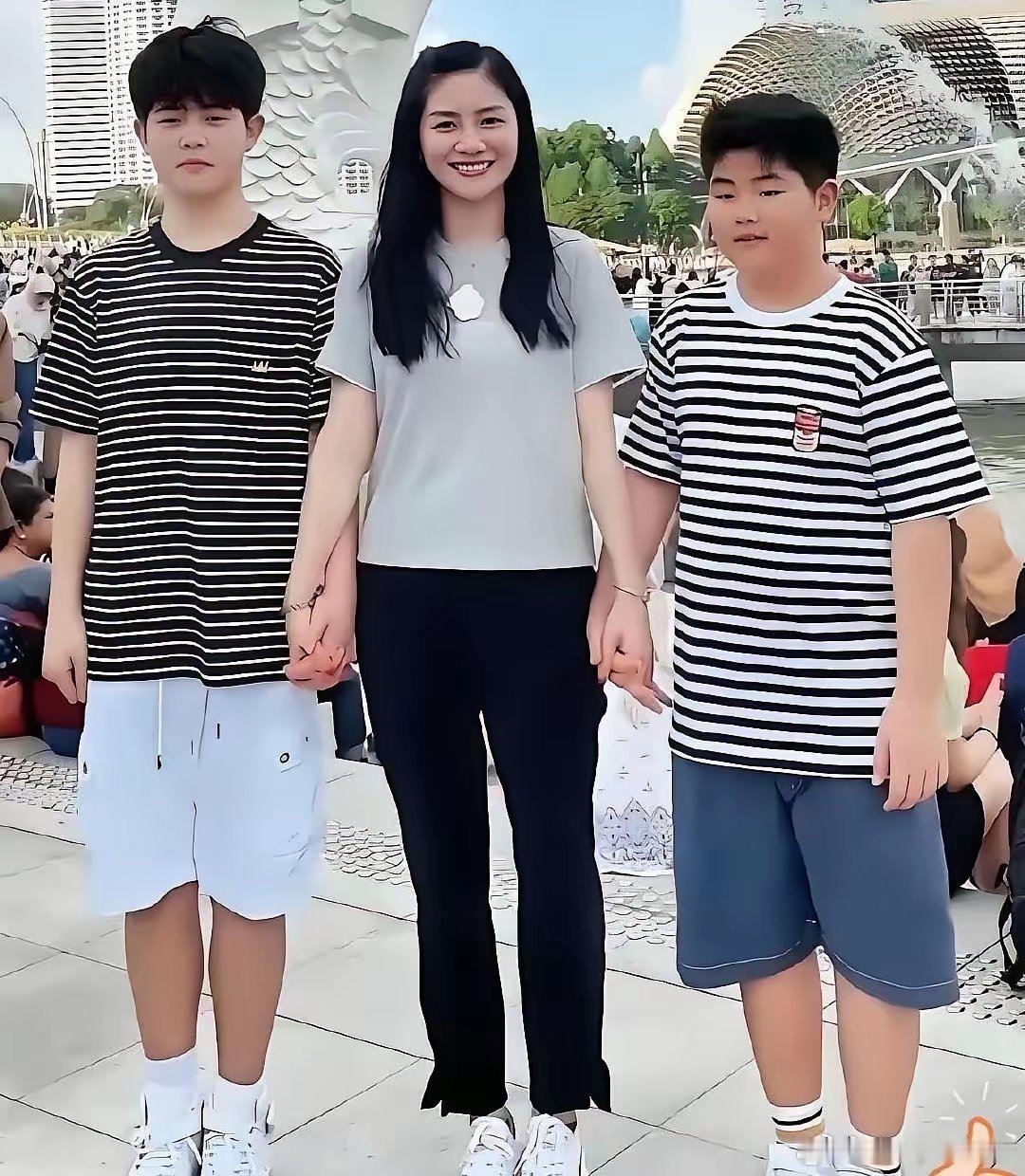 胡可的两个儿子的长相差距很大。大儿子像妈妈，长的非常秀气好看。等小儿子长大重视长