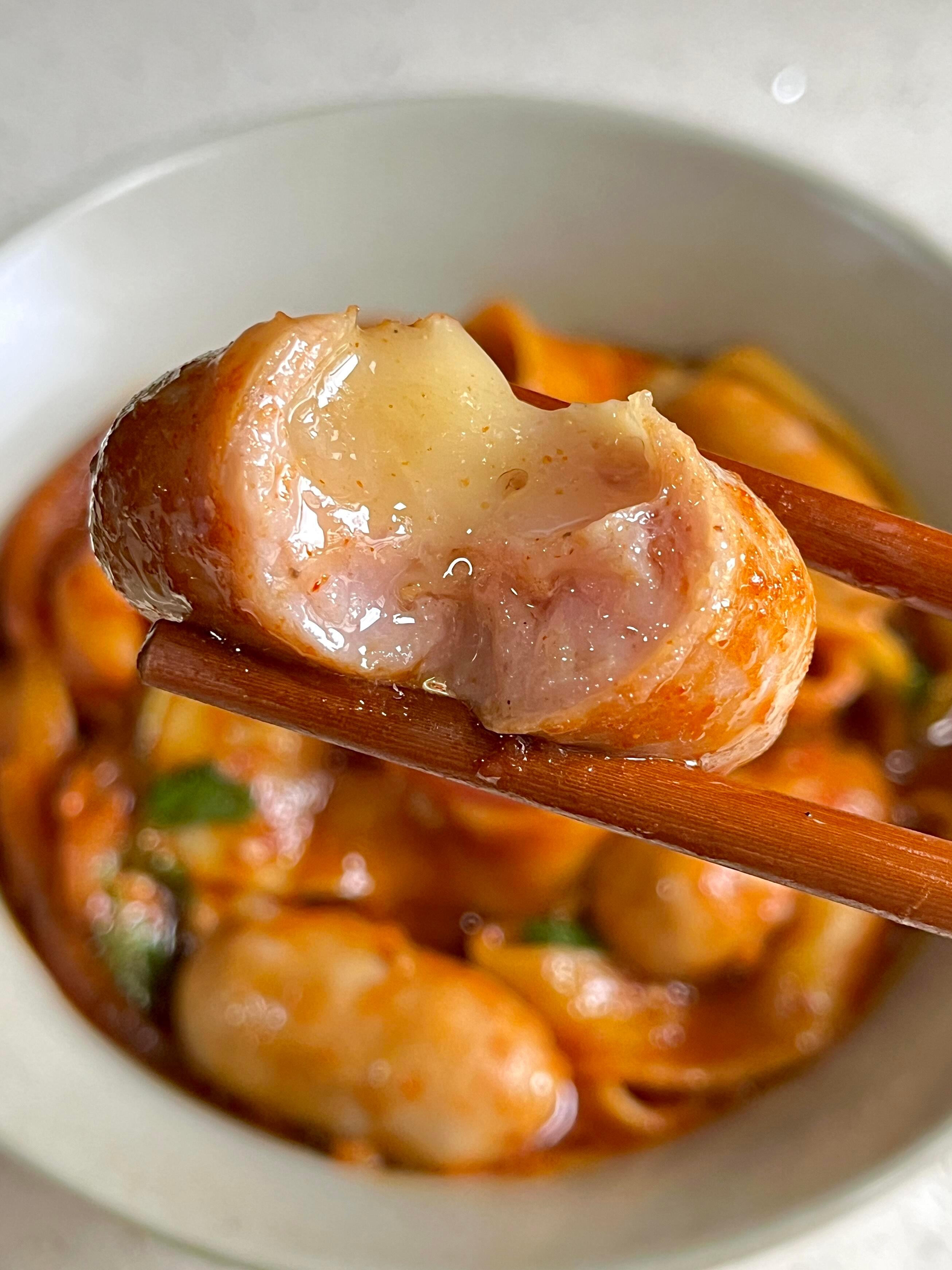 家人们，一定要试试这款吃一次就心心念念的鲜肉肠烤冷面！软糯的烤冷面，搭配肉感爆棚