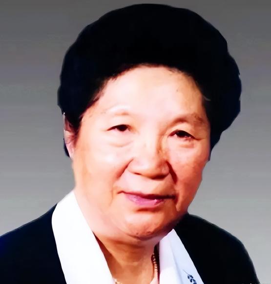 父亲是国民党空军司令，她却成新中国第二位女副总理！64岁执掌央行，深受华国锋重用