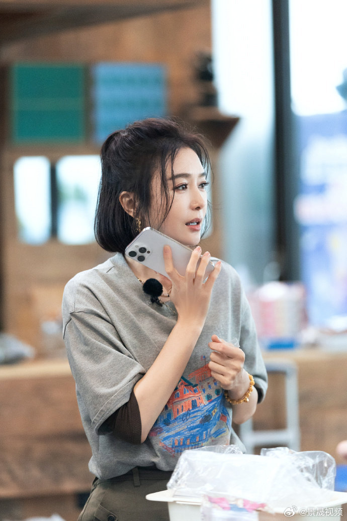 秦岚的高情商不是话术是善良《亲爱的客栈》里秦岚真的太圈粉！夸白鹿手写立牌是才女，