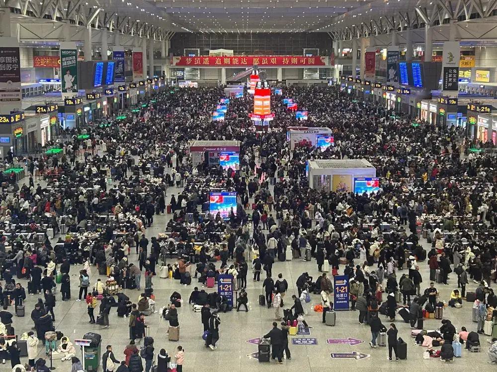 女子进站找不到身份证，当众怒吼男友急出汗，结局反转引热议。
这起火车站的“找证事