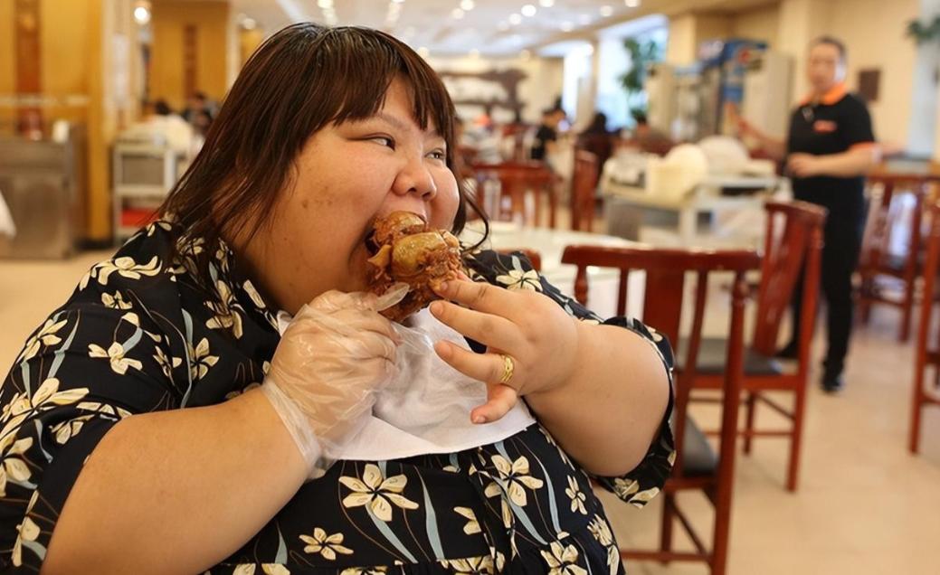 太寒心！2026年，某地一名女子嫌自己太胖，铁了心减肥，连续两个月三顿饭几乎只吃