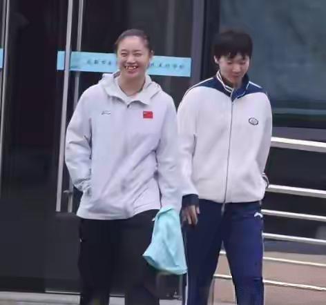 【王曼昱与徐奕，亲密无间】这张照片记录了王曼昱与队友徐奕在成都封闭训练期间下训的