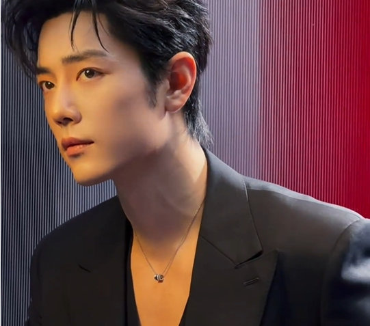 肖战翩然而至清风拂面 肖战深V黑西装live 舞台王者氛围感拉满，这颜值和气质真