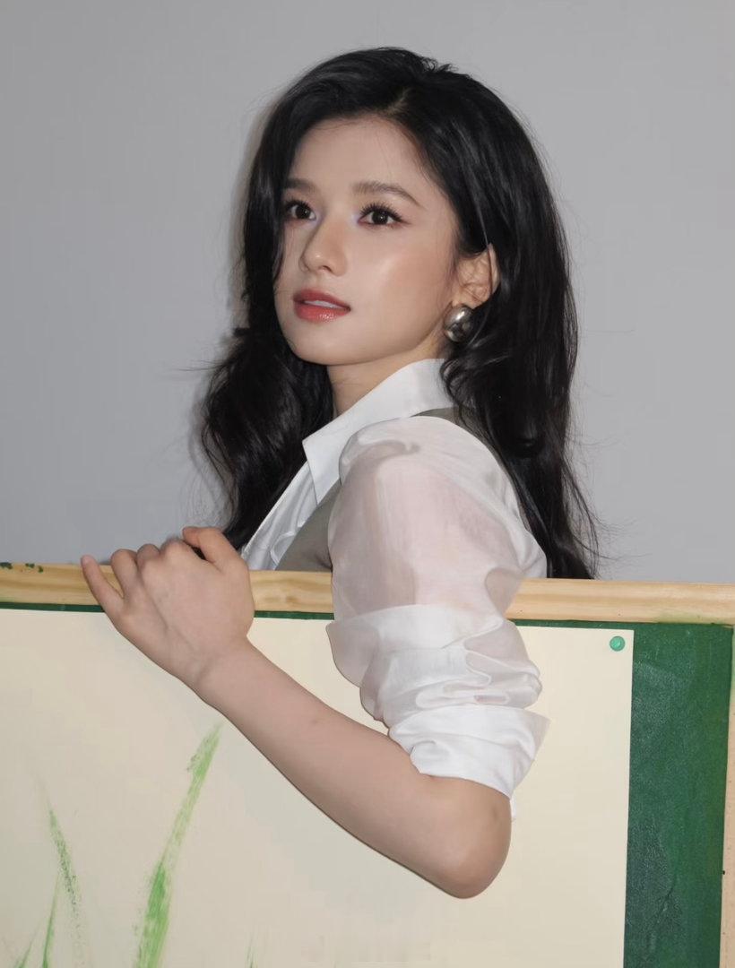 张婧仪 