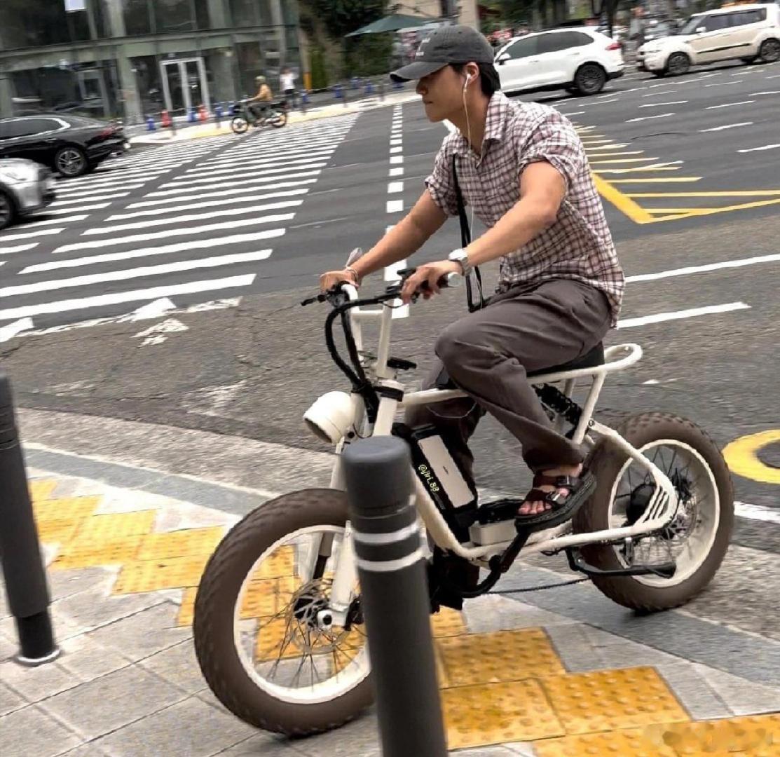 #偶遇金钟仁骑车上班# 金钟仁最新偶遇图?️ 爱骑自行车的小熊呀~ #金钟仁骑自