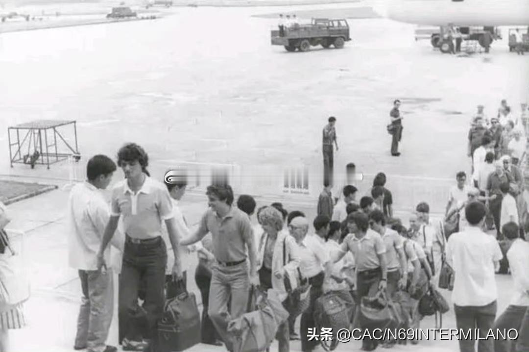 蓝黑传奇，不止留在亚平宁
也留在七十年代的中国土地
想不到吧，马佐拉最后一次
代