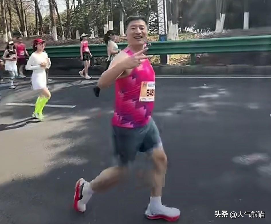 所有家里有即将高考学生的家长都揪着心，因为网传张雪峰心脏骤停正在积极抢救，而张雪