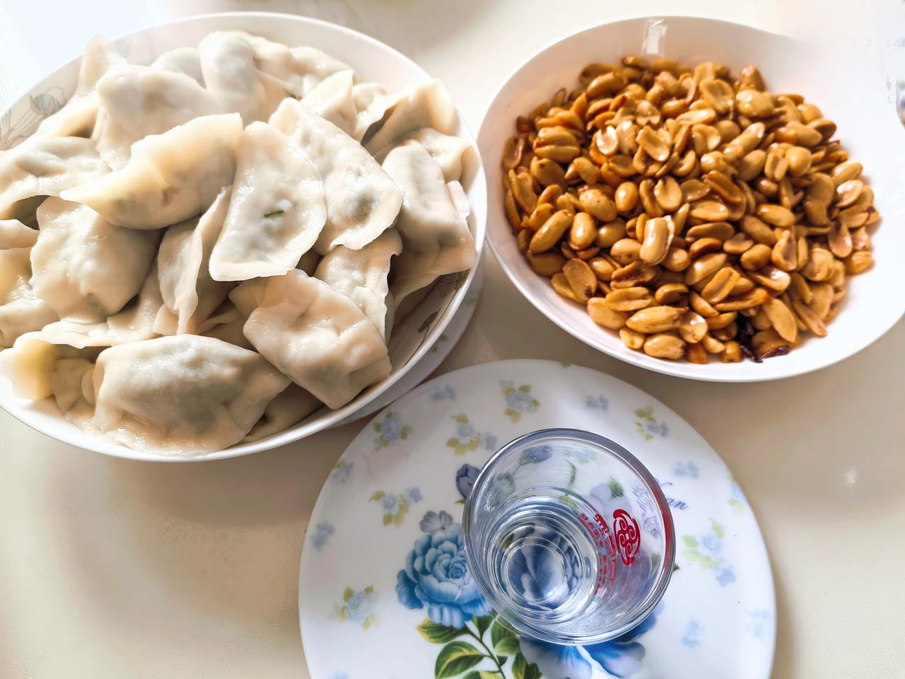 一是忘却年龄，不要过生日，暗示自己仍少年。
二是你要有个好身体，前提：继承好基因