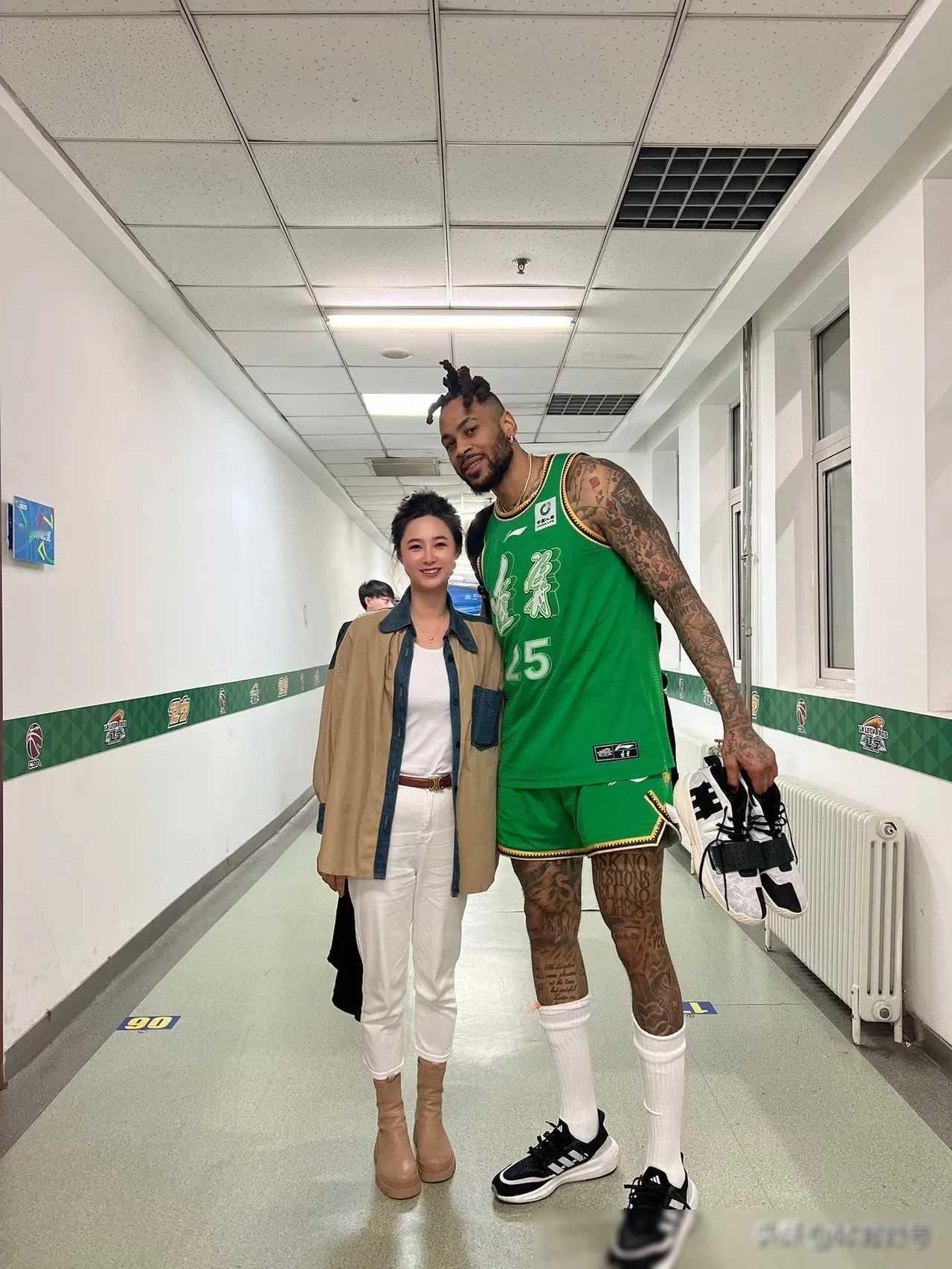 大漠和莫兰德旁边出现的这位神秘美女，简直像是一道亮丽的风景线，让人们都忍不住多看