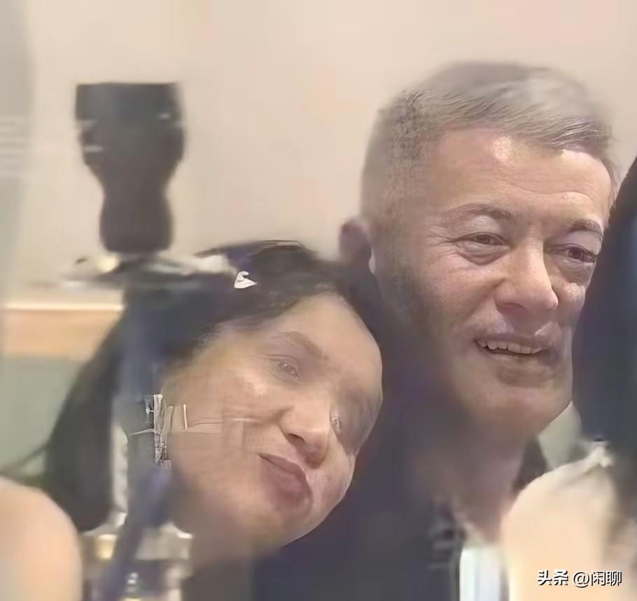 男人的腿痛，美女的头歪，这两人怎么就搭在一起被人拍了照片呢！懂的都懂，不懂得也没