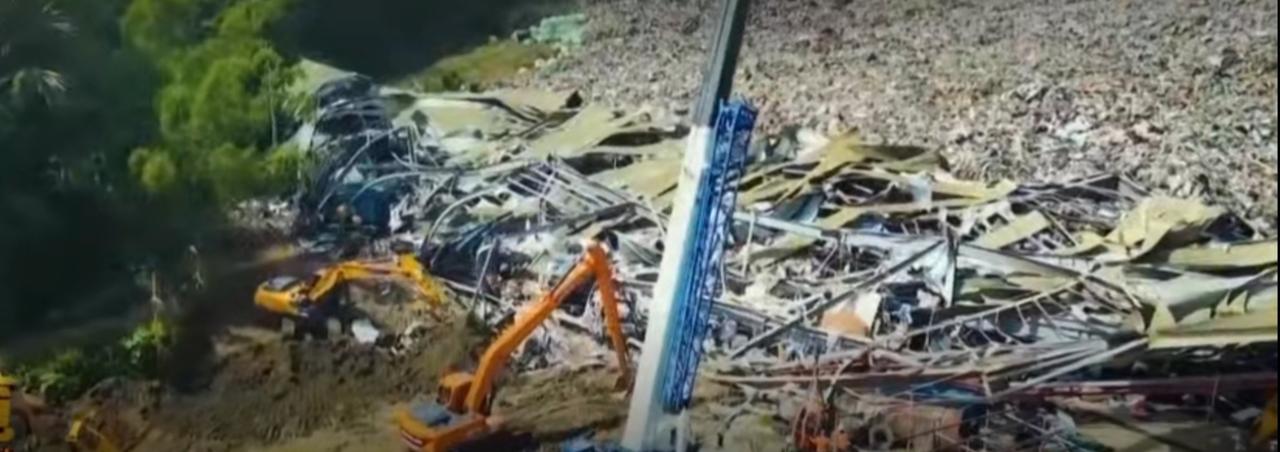 菲律宾一垃圾场突发塌陷事故，现场满是堆积的建筑垃圾与废料，挖掘机等救援设备正在废