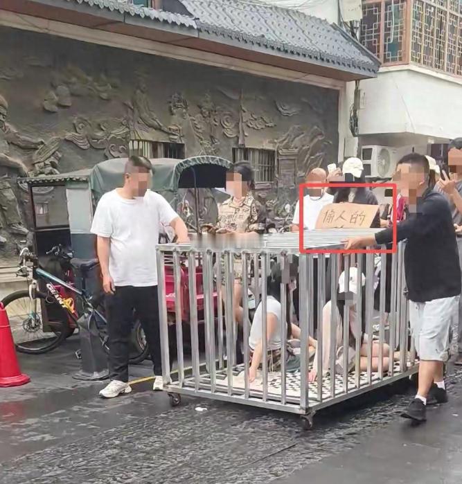 湖南两女子和狗被关笼中游街 湖南岳阳汨罗“浸猪笼”视频事件已查明：两名女子与一只