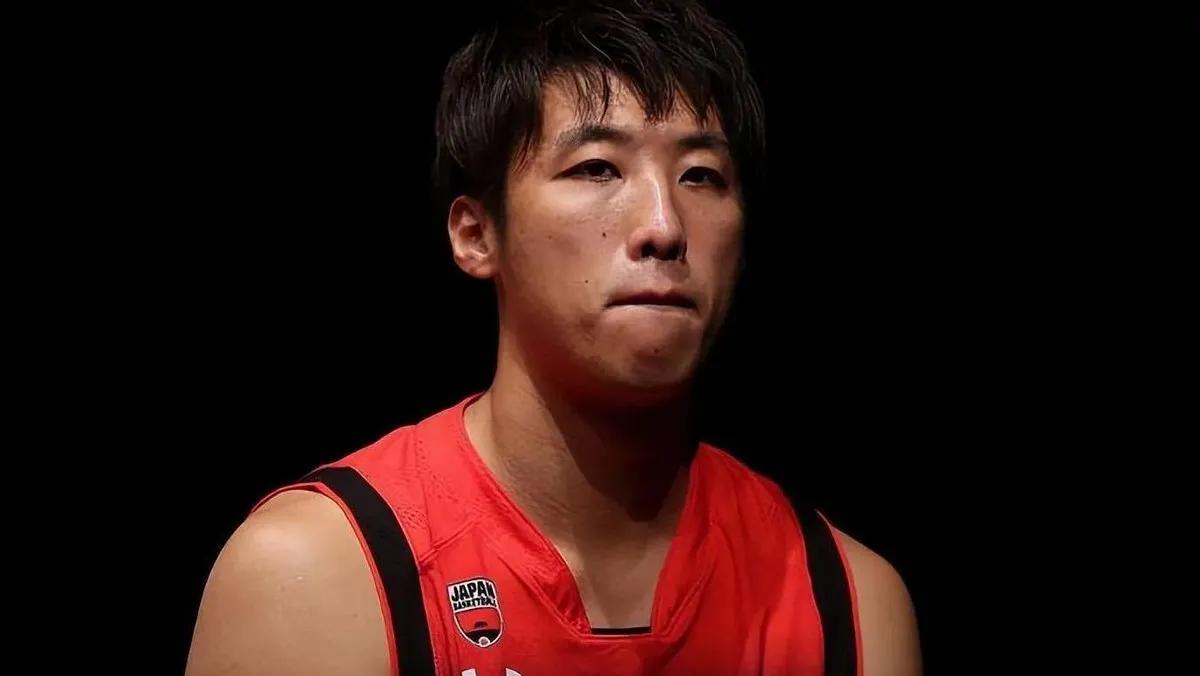 张本天杰，本名张天杰，出生于辽宁，后来归化日本队，代表日本篮球队出战。可以说是比