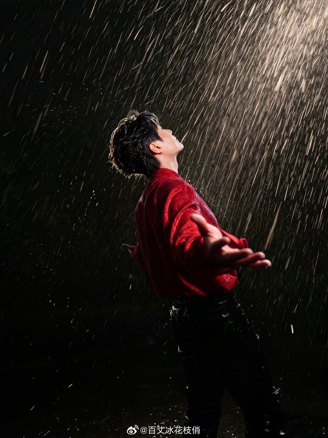 陈楚生今晚唱大雨，真的会湿吗？那🉐有多少张红衣诱惑神图啊 