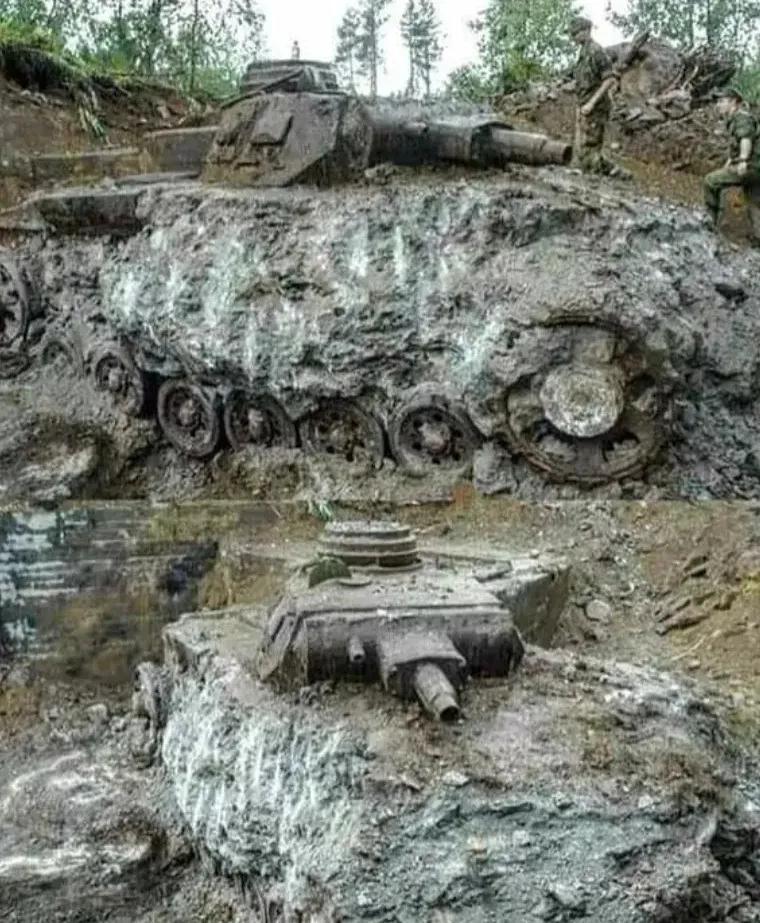 二战时期的坦克被深埋地下，如今人们发现，已经几乎变成化石，如果不被人们发现，再过