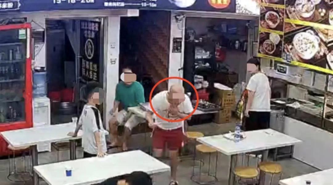 “必须严惩！”广东，一男子去饭馆吃猪脚饭，结果快要吃完时，大声喊来店主，说自己吃