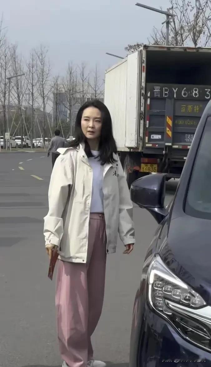 没想到当年风情万种的晴格格看起来这么老了，按理说她嫁给了豪门，生活优越，不应该如