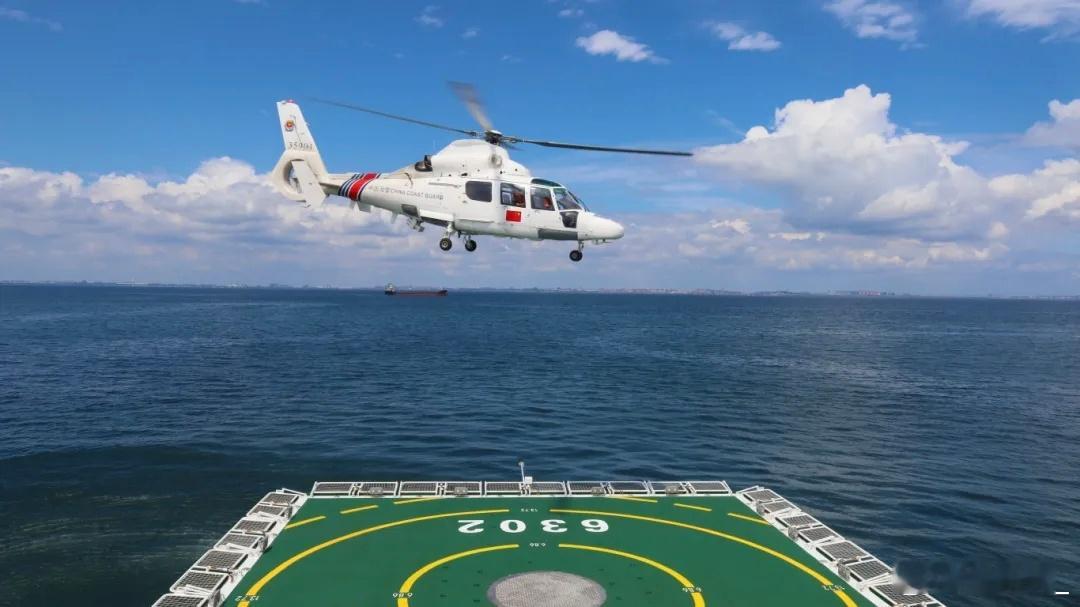 Z-9在海警6302舰起降 