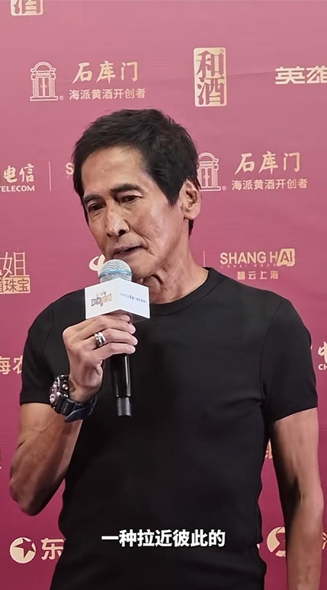 66岁的齐秦，现身上海，穿着黑色短袖，皮肤黝黑，说话时，像没有了牙齿，他还说他喜