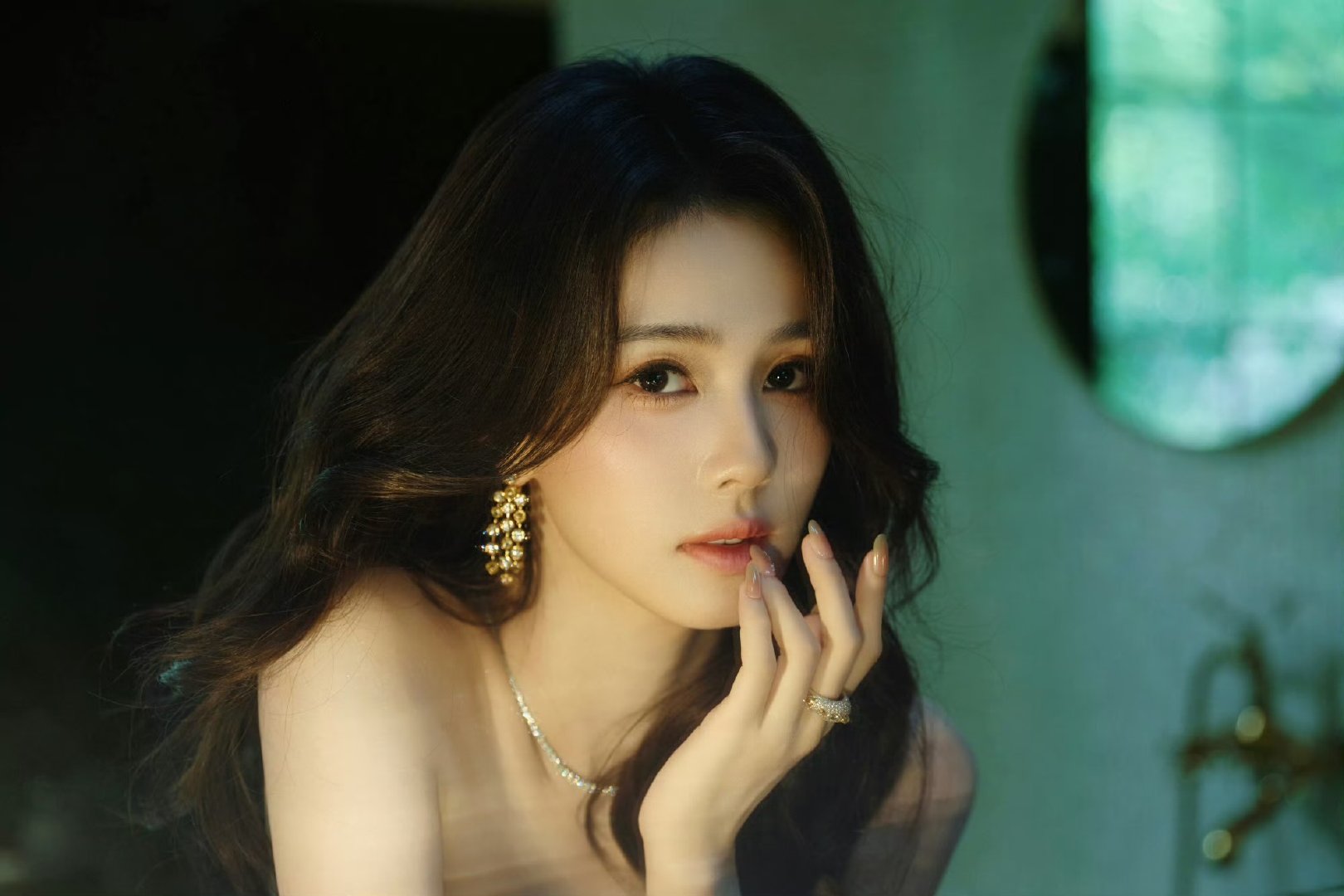 导演说白鹿带病拍戏很辛苦很心疼 白鹿带病拍莫离被导演连连夸赞与心疼，白鹿用行动证