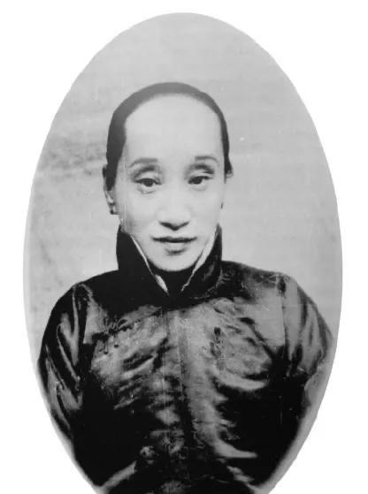 1947年6月26日，朱安临终之前，她卑微地恳求许广平：“我想葬在大先生旁边。”