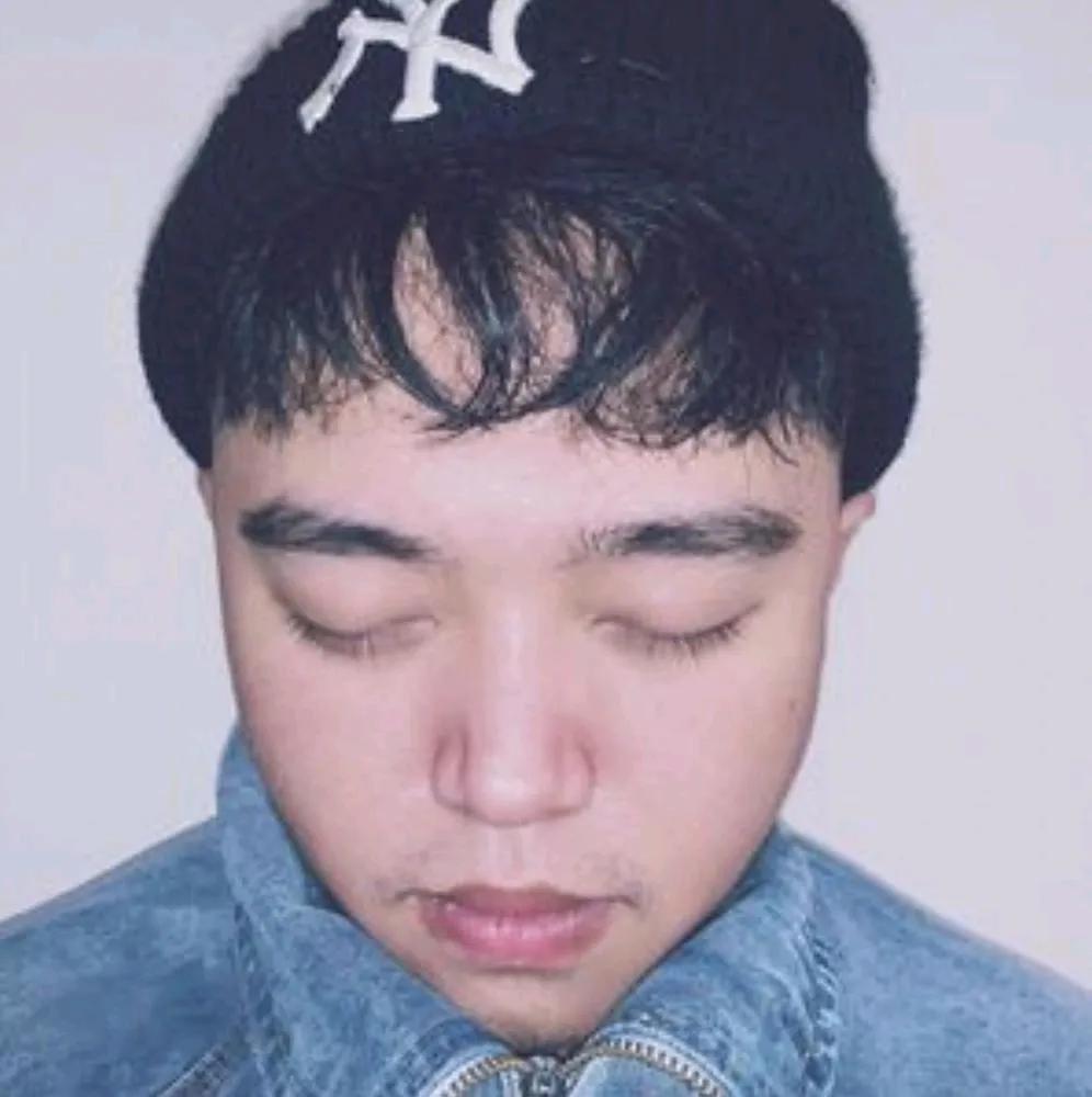 图一是来自千百惠儿子高陆湾抖音的头像，这应该是高陆湾本人的照片了。高陆湾是千百惠