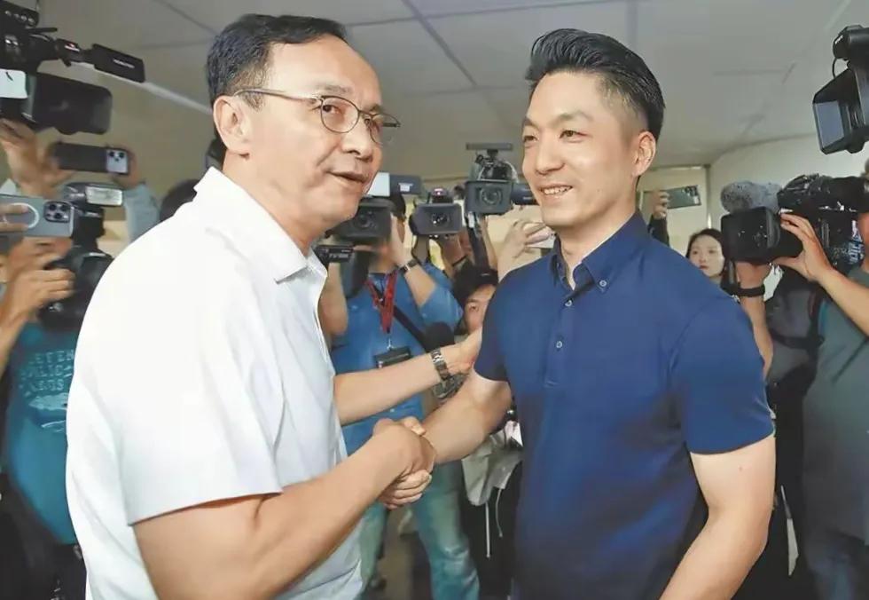 朱立伦又在自嗨了。采取什么“爱国者行动”，要蓝营执政的县市形成联防，成立什么“中