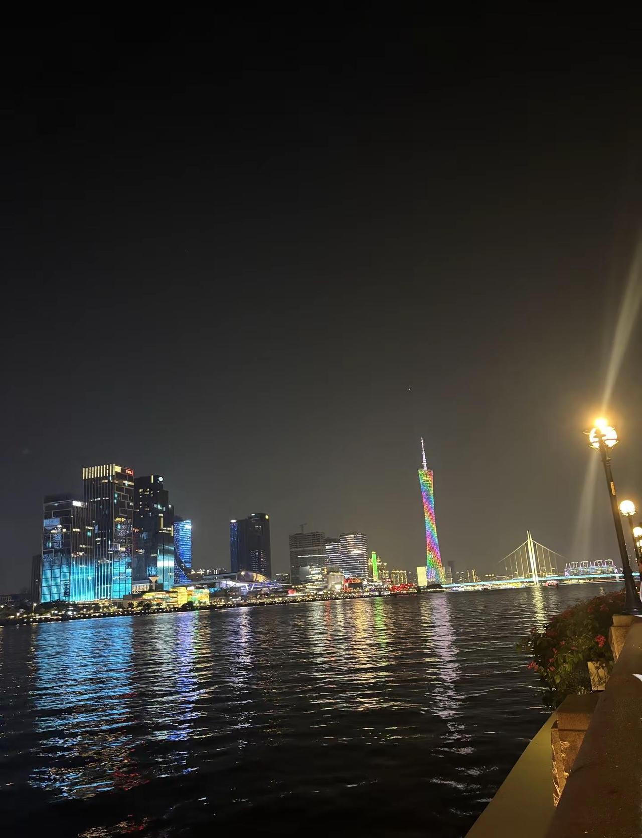 总要来趟浪漫的广州吧，看看广州的小蛮腰，吹吹珠江的海风