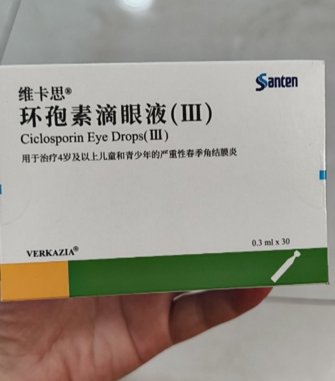今天带弟弟复查，氟米龙(激素)从一开始的一天四次减少至现在的一天两次，虽说还不能