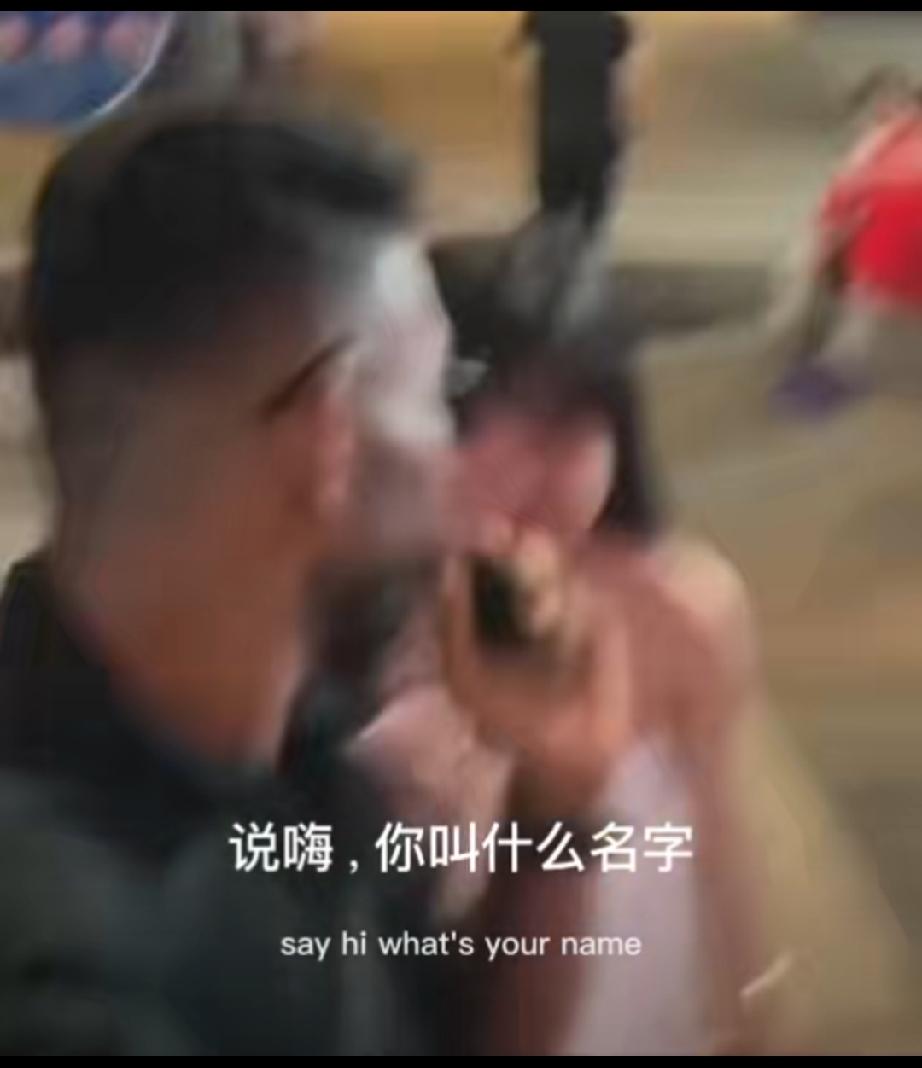 “印度人？拜拜……”印度男子说自己来自印度时，被搭讪的越南女孩笑了笑就急匆匆走开