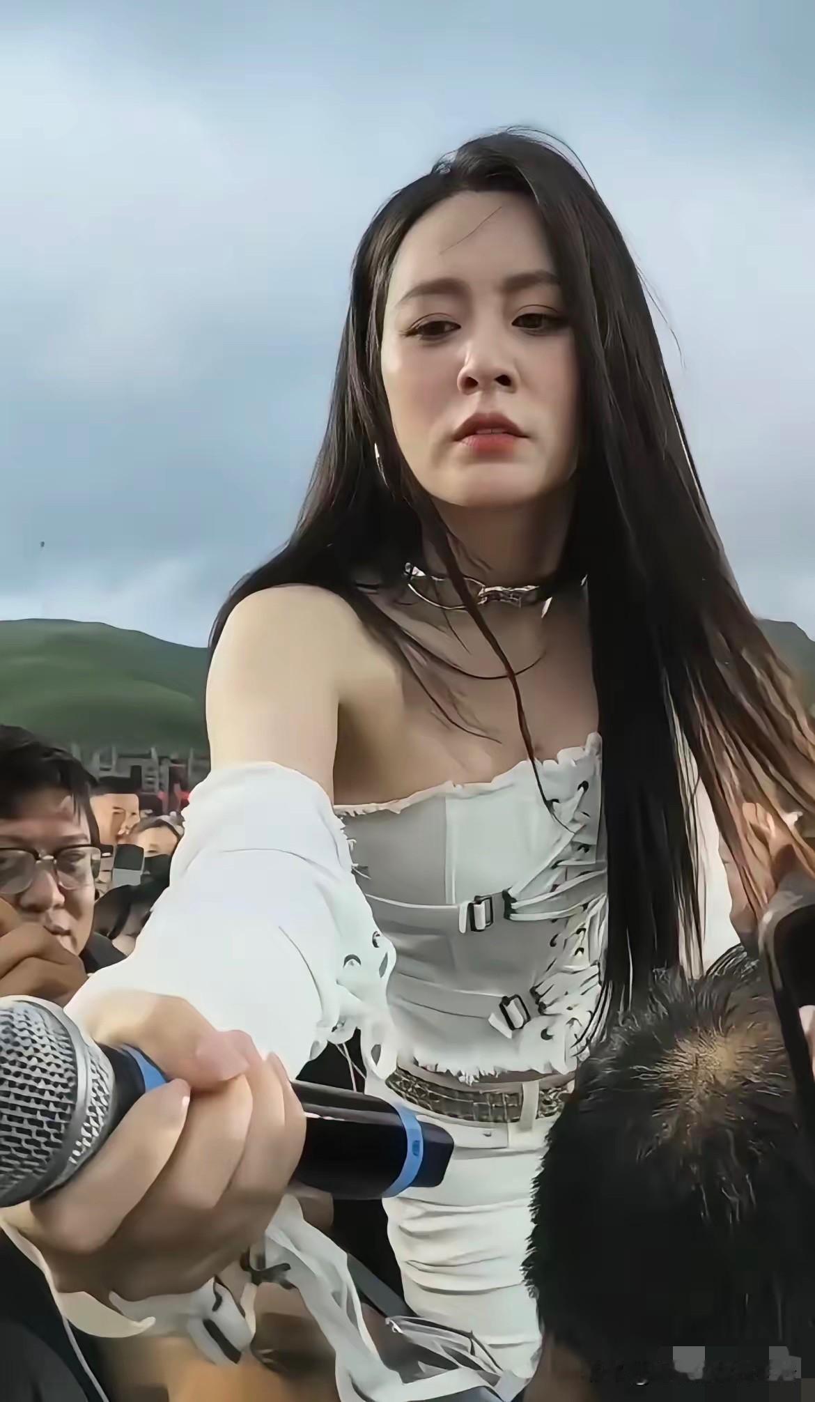 这个女人太牛逼了
非常漂亮
非常能干
非常的了不起
听说她把唐老板打败了
当然了