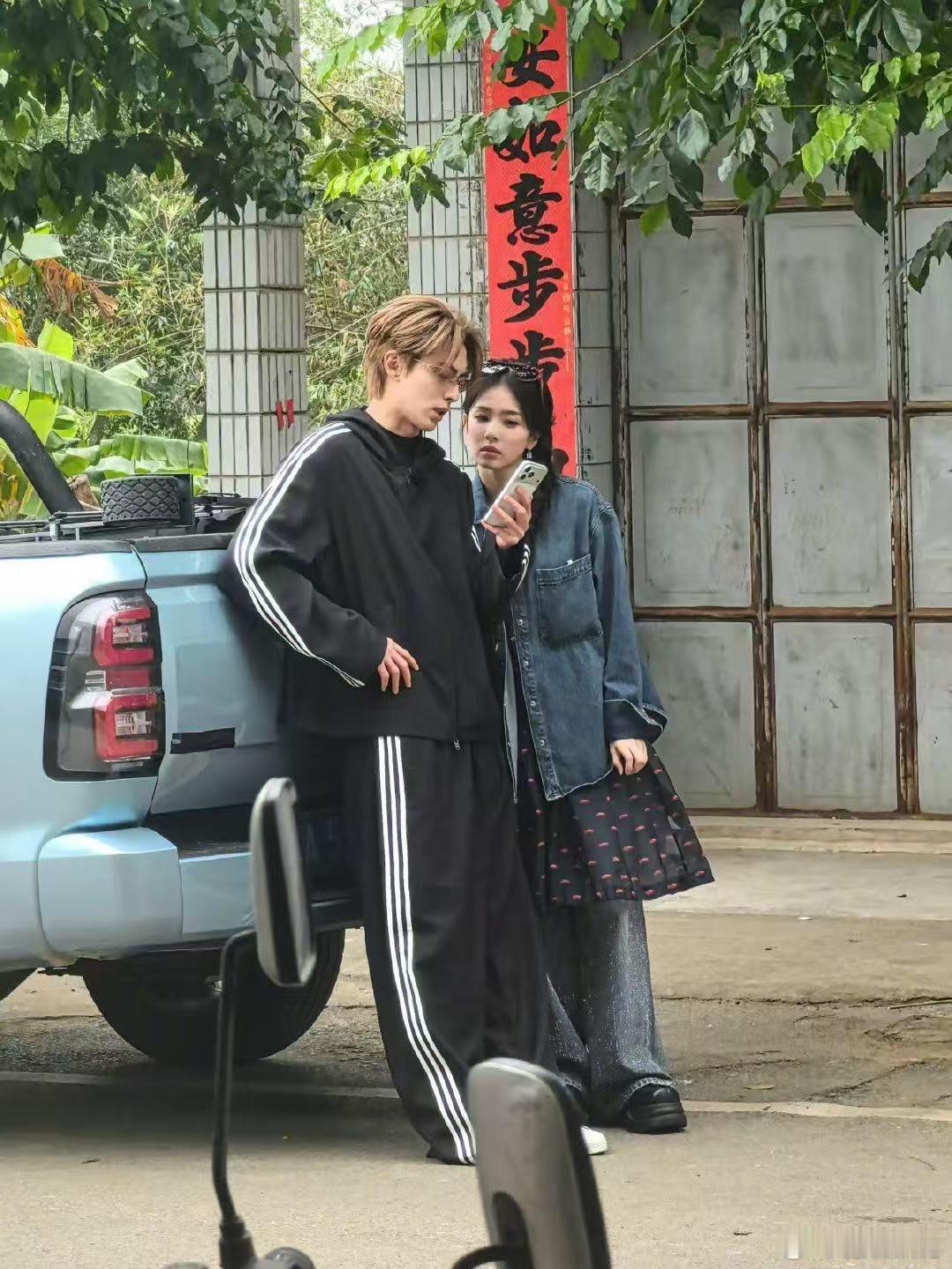 王鹤棣王鹤棣邀请王传君录综艺被拒谁懂啊！王鹤棣邀请王传君上客栈被拒，理由是在家带