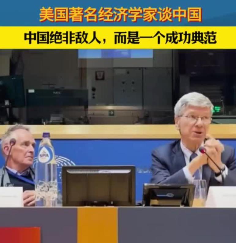 美国为啥老盯着中国不放？美国著名经济学家说出了大实话，中国根本不是美国的敌人，而