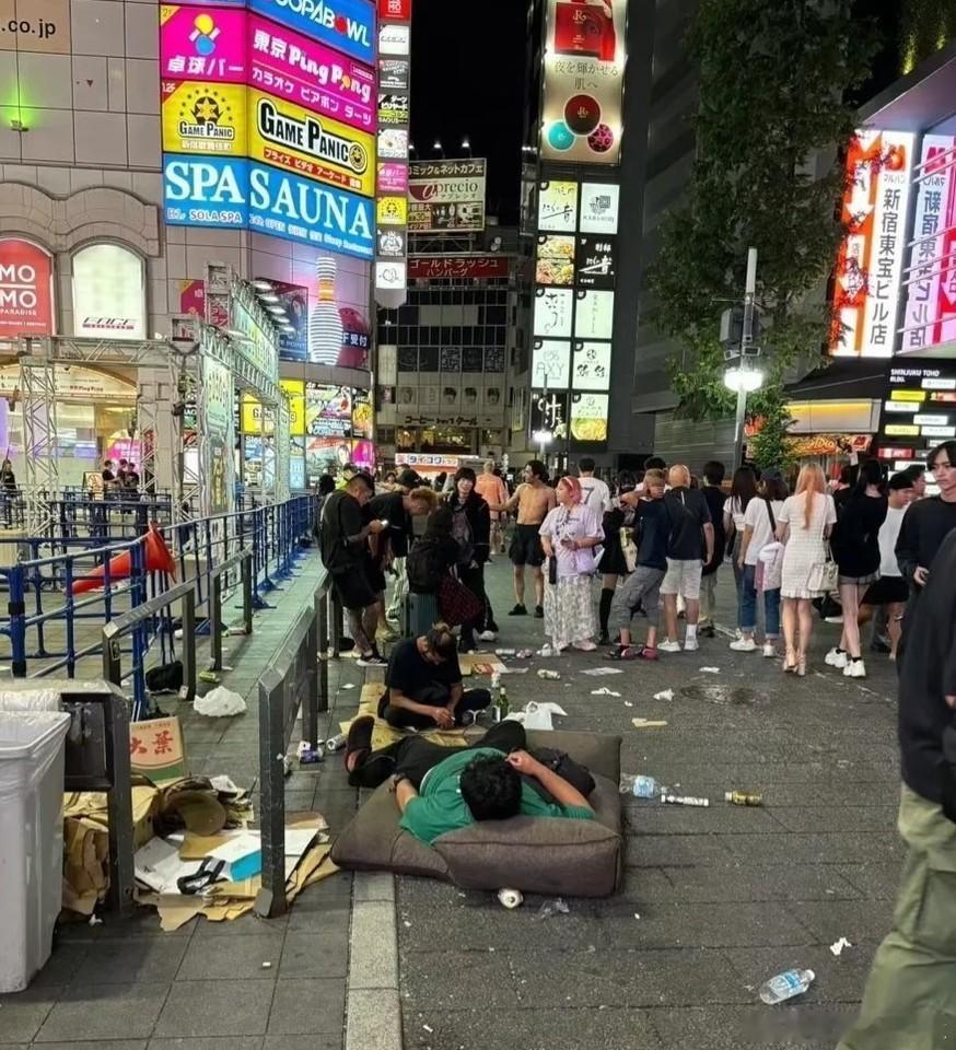 去滤镜看日本 反映日本当下现状的一枚：霓虹灯依旧光鲜，社会在堕落摆烂，日益肮脏。